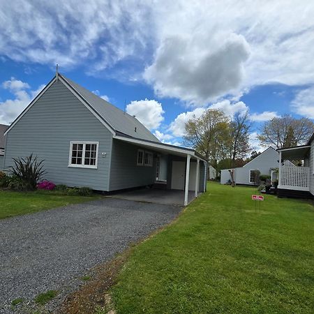 Huka Falls Resort Taupomeer Buitenkant foto The new houses at the village