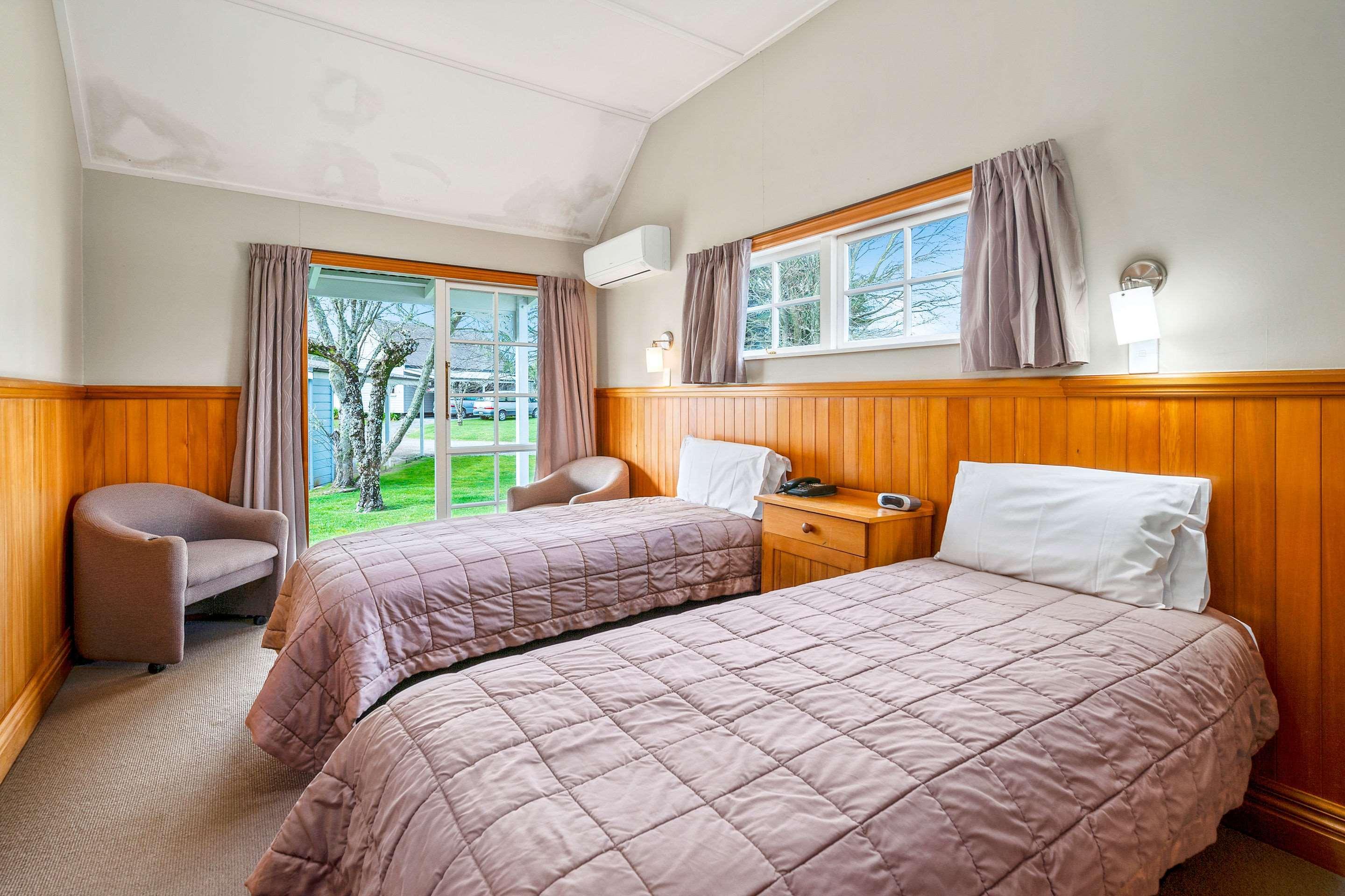 Huka Falls Resort Taupomeer Buitenkant foto A typical motel room