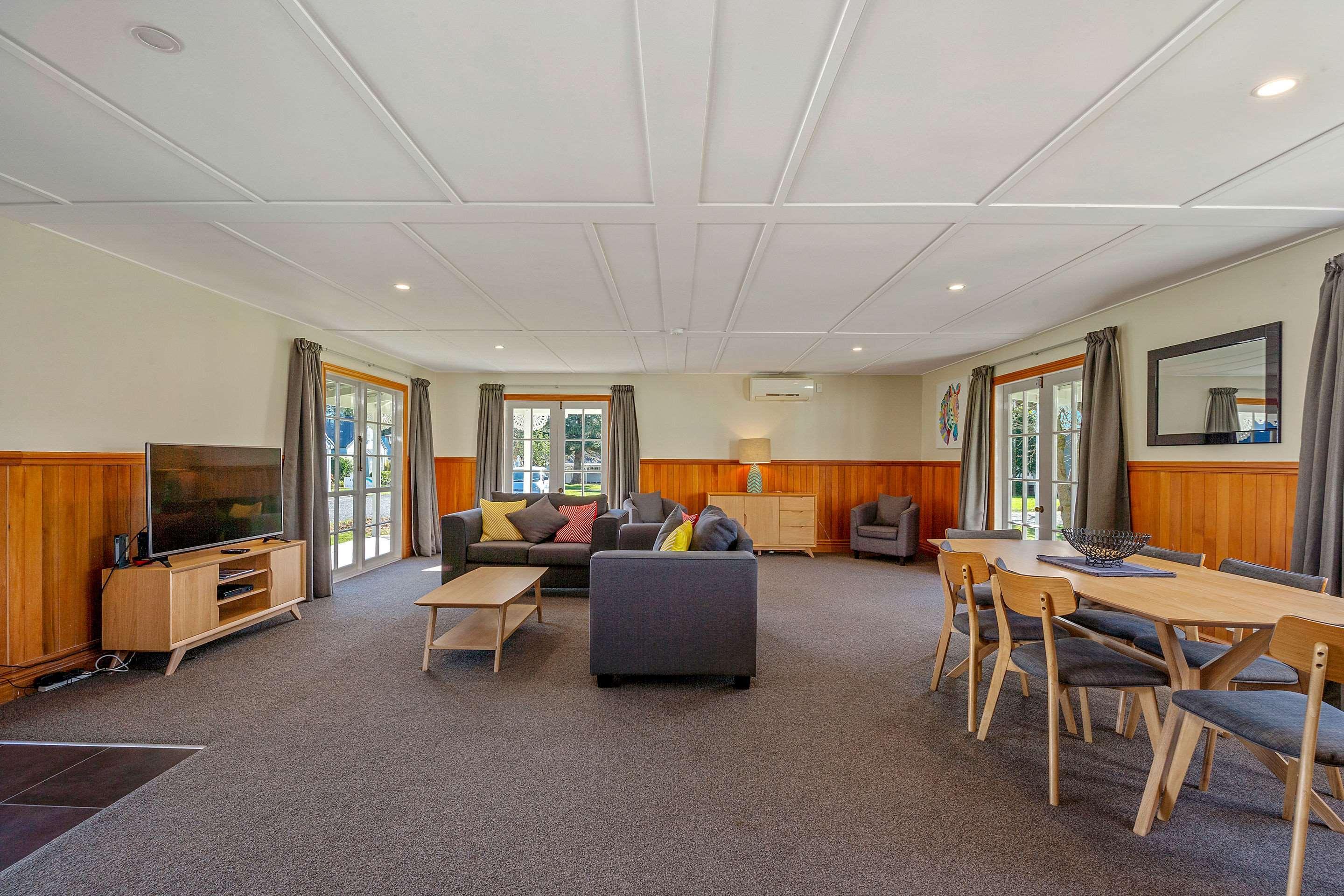 Huka Falls Resort Taupomeer Buitenkant foto The common room at the University of Waikato's Melville Hall