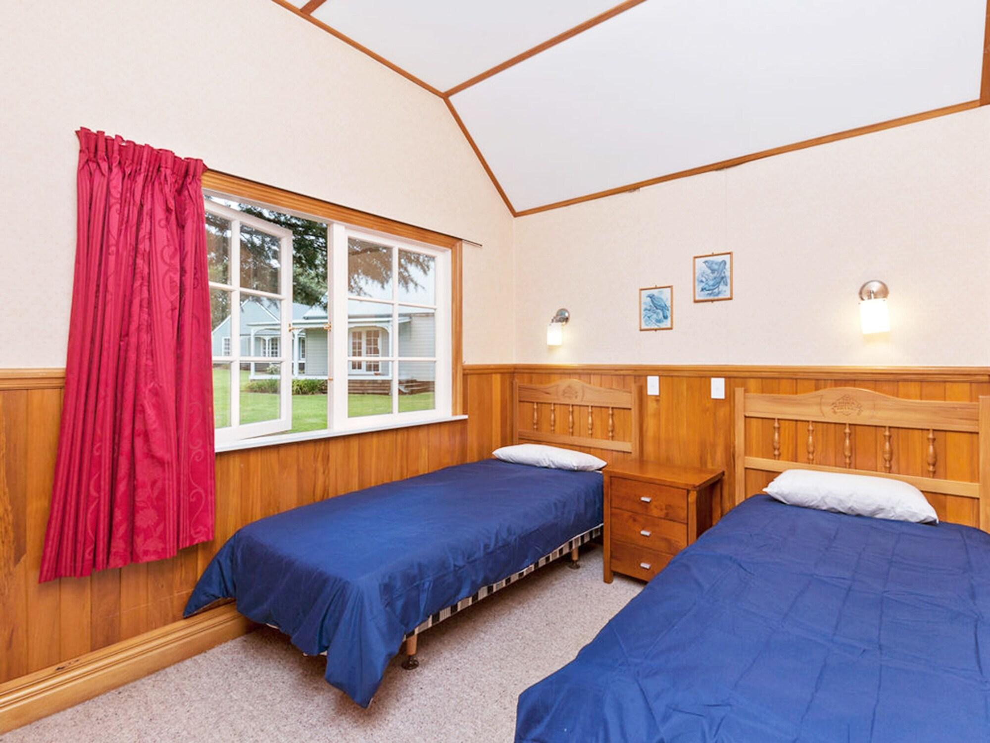 Huka Falls Resort Taupomeer Buitenkant foto A typical bedroom at the lodge