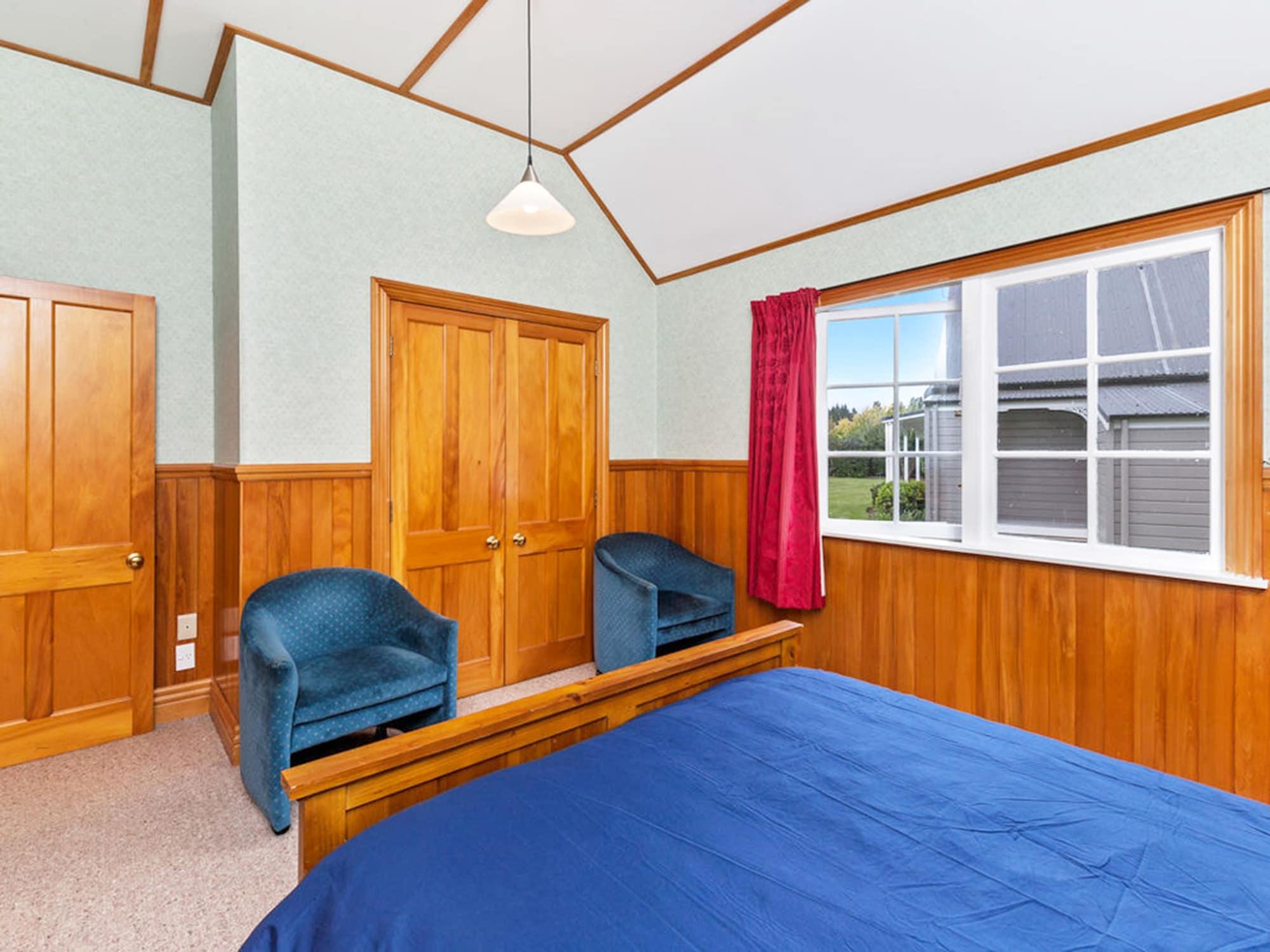 Huka Falls Resort Taupomeer Buitenkant foto A bedroom with tongue-and-groove panelling