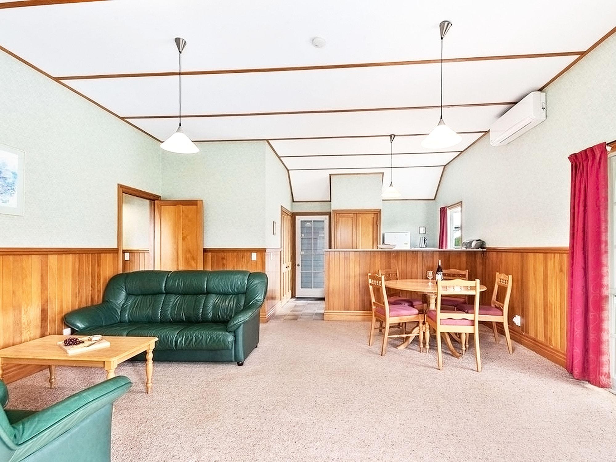 Huka Falls Resort Taupomeer Buitenkant foto The interior of the station building