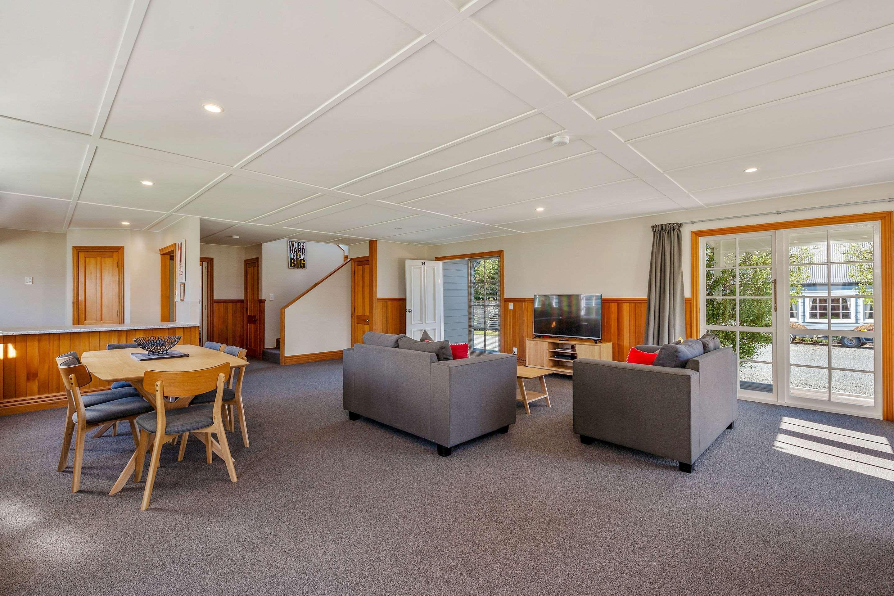 Huka Falls Resort Taupomeer Buitenkant foto Living area of a three-bedroom apartment