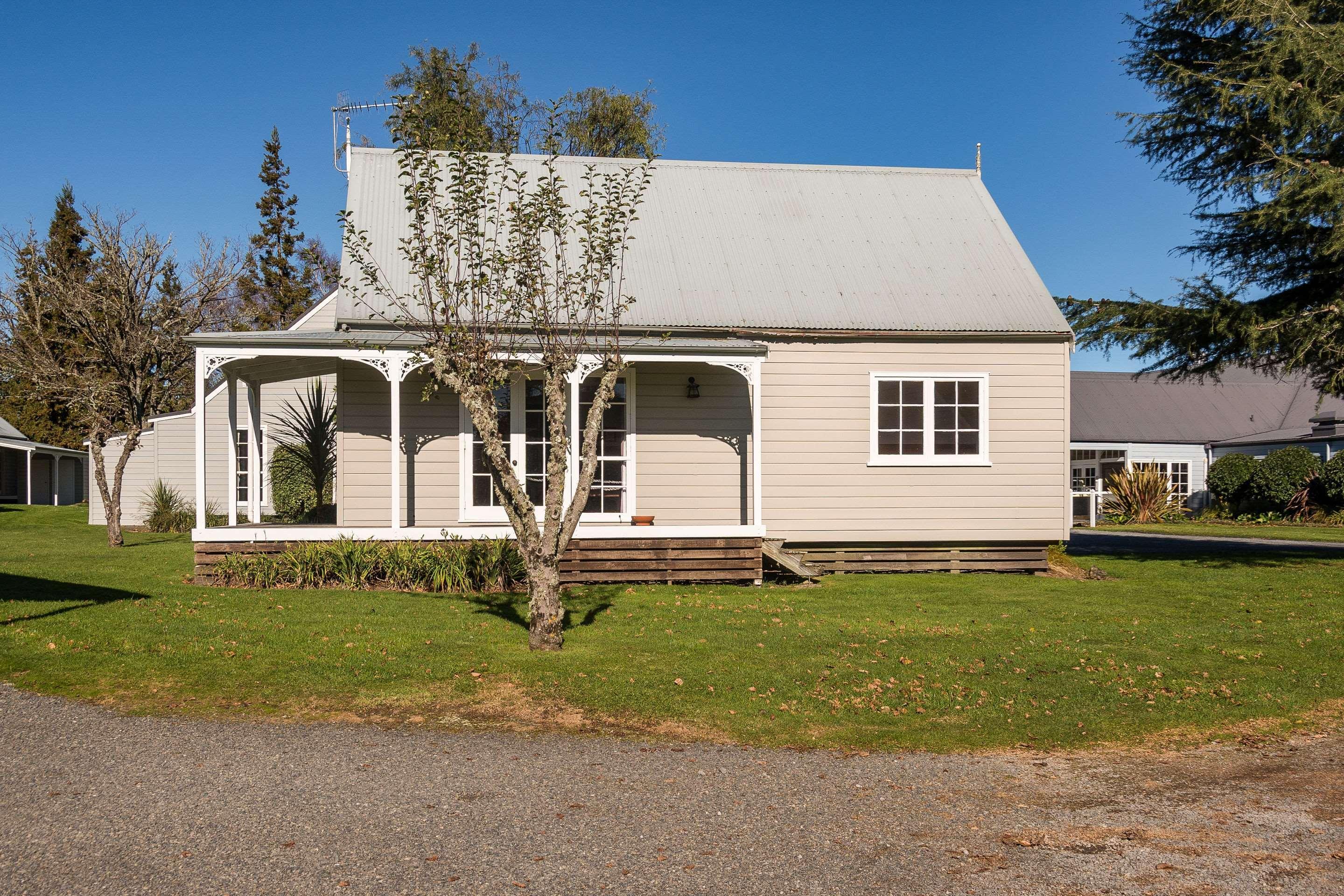Huka Falls Resort Taupomeer Buitenkant foto The former school building, now a private residence