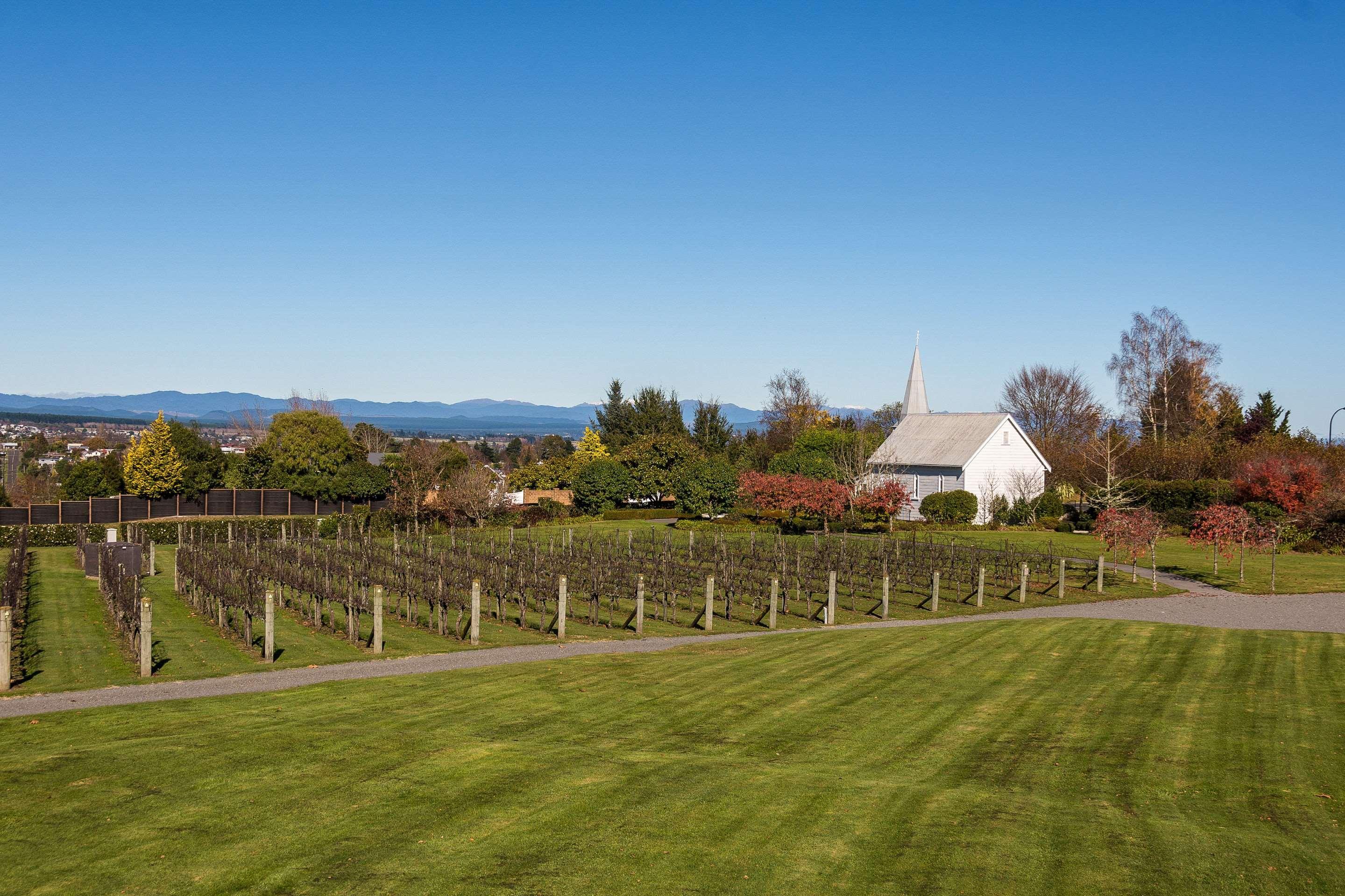 Huka Falls Resort Taupomeer Buitenkant foto The church and the vineyard