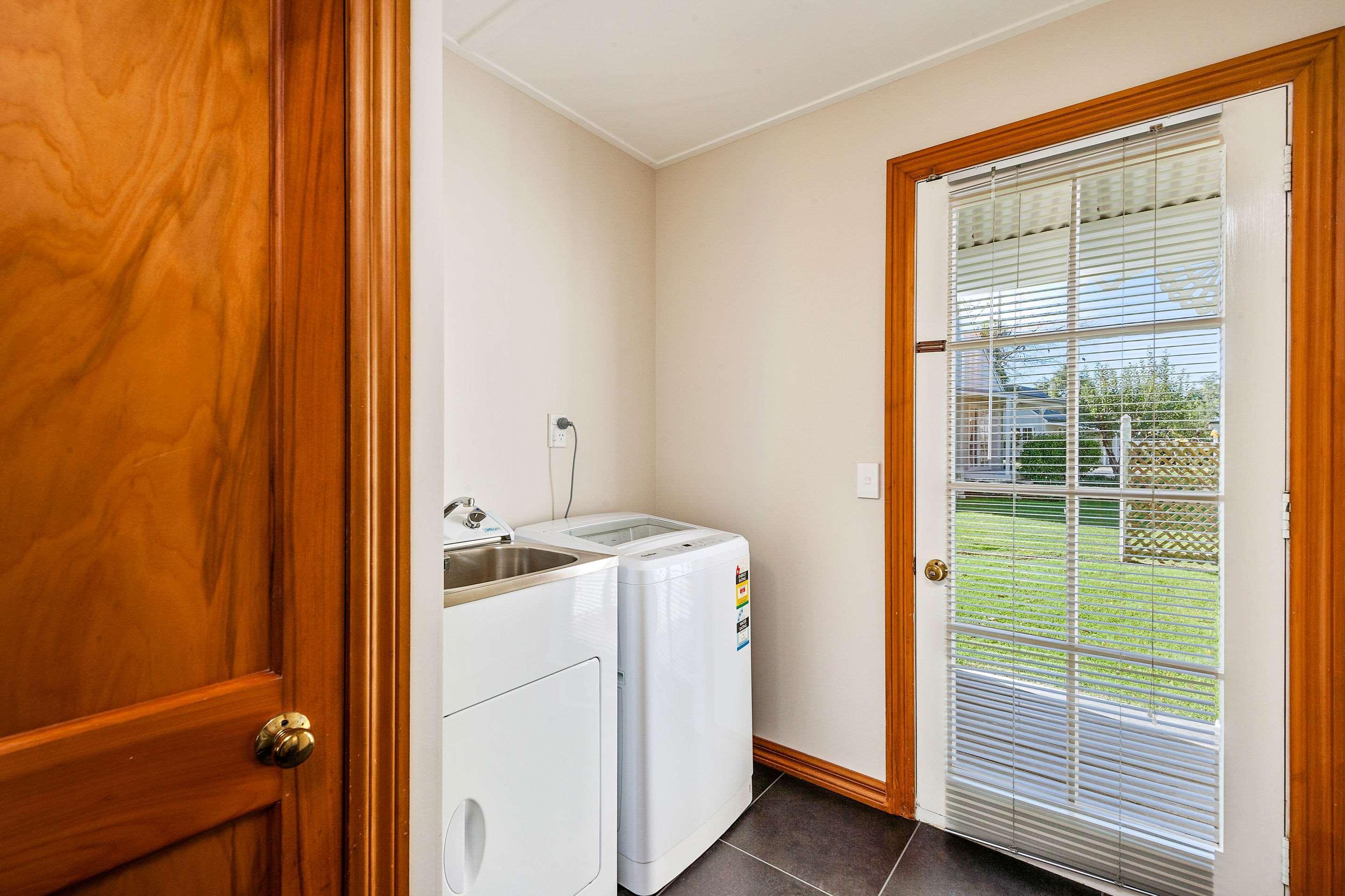 Huka Falls Resort Taupomeer Buitenkant foto A laundry room in a house