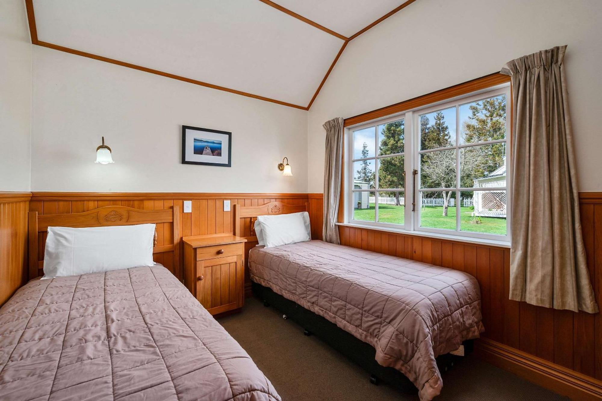 Huka Falls Resort Taupomeer Buitenkant foto A typical motel room