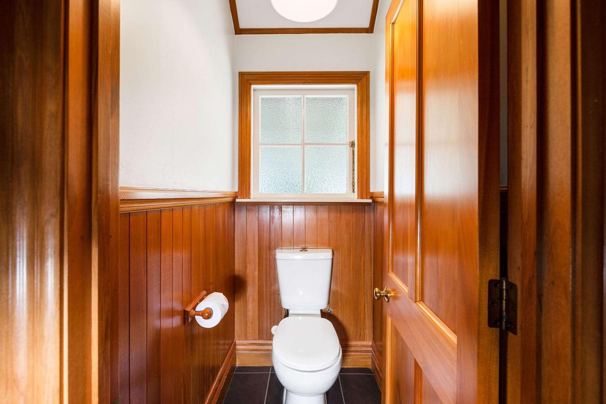 Huka Falls Resort Taupomeer Buitenkant foto A toilet in a house