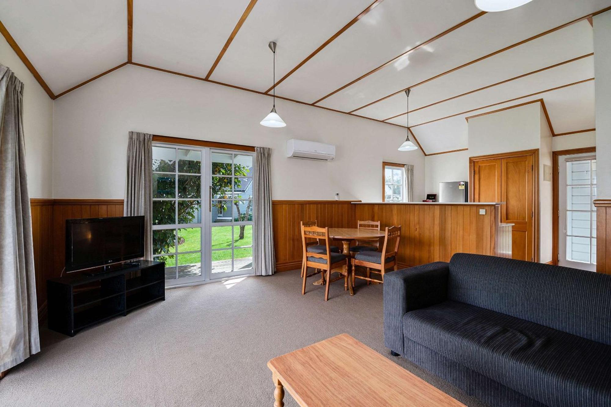 Huka Falls Resort Taupomeer Buitenkant foto A typical two bedroom apartment