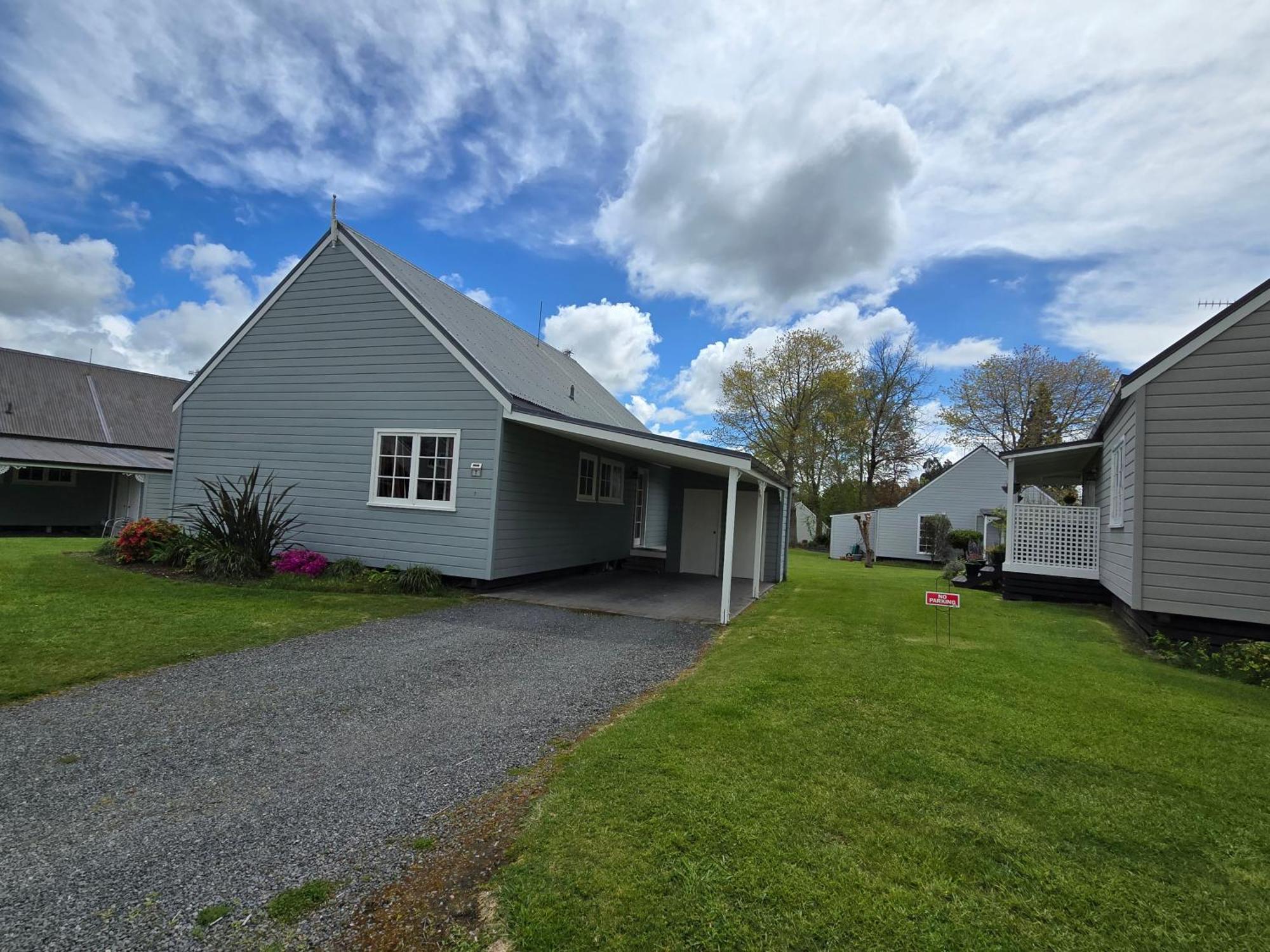 Huka Falls Resort Taupomeer Buitenkant foto The new houses at the village