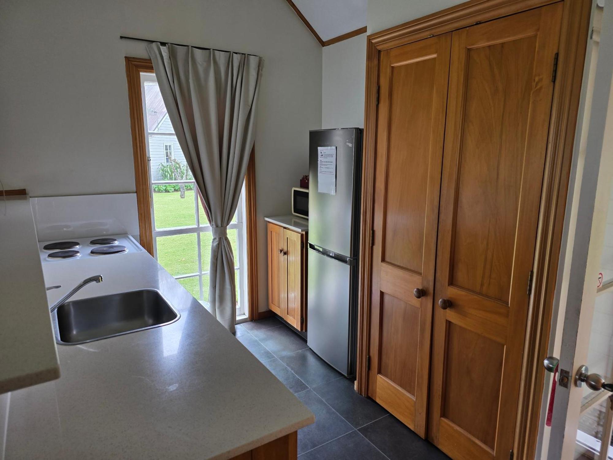 Huka Falls Resort Taupomeer Buitenkant foto Kitchen in a typical one-bedroom apartment
