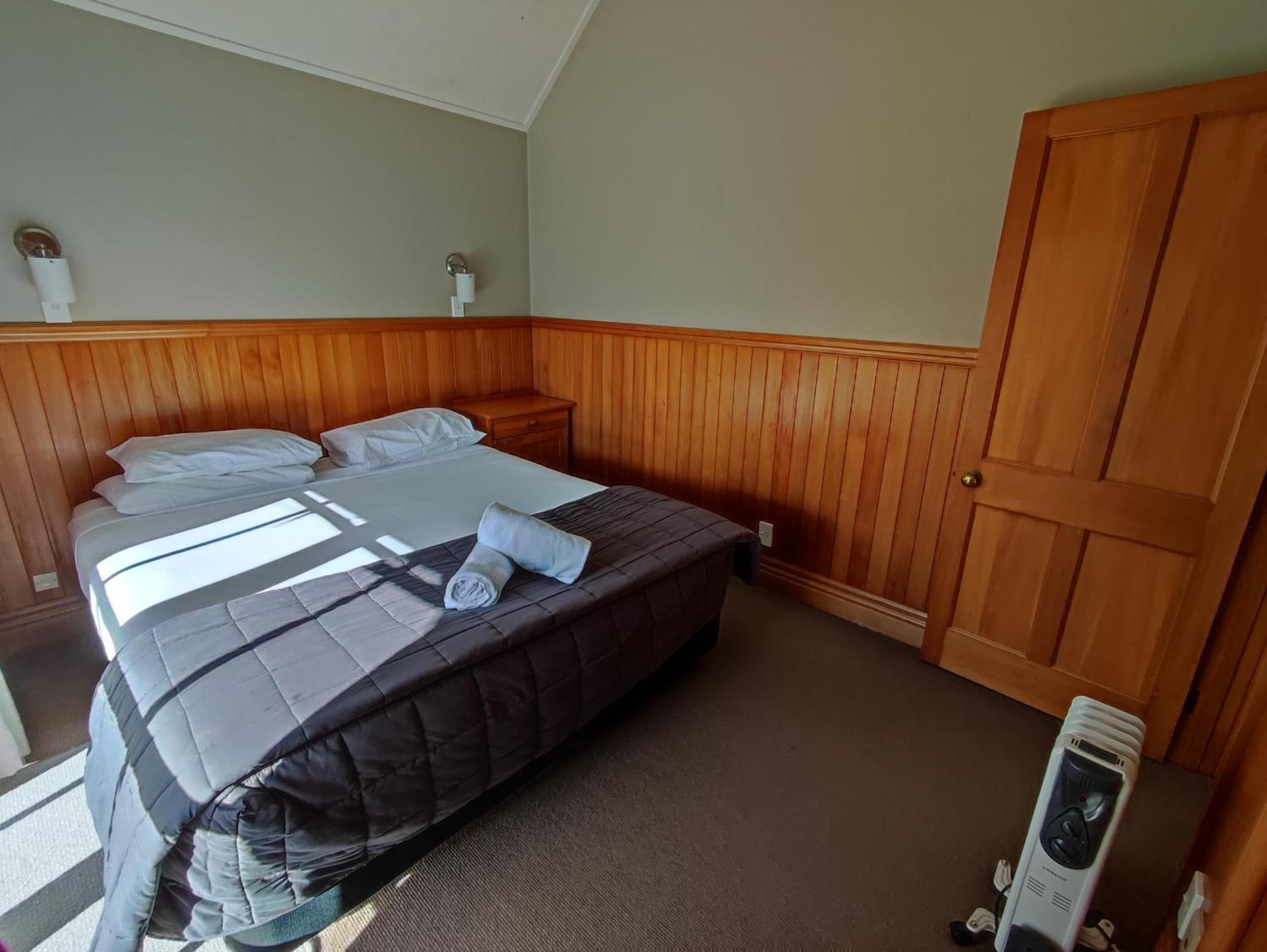 Huka Falls Resort Taupomeer Buitenkant foto A bedroom in a motel