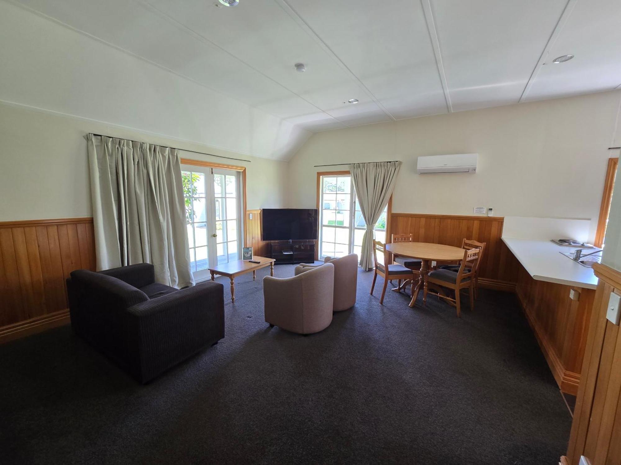 Huka Falls Resort Taupomeer Buitenkant foto Living room of a two bedroom cottage