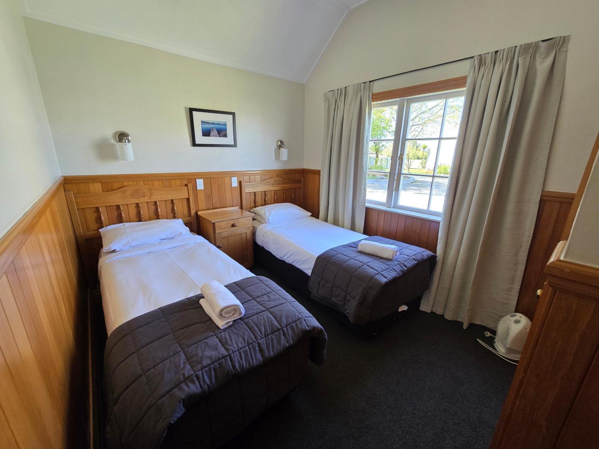 Huka Falls Resort Taupomeer Buitenkant foto A typical room at the lodge