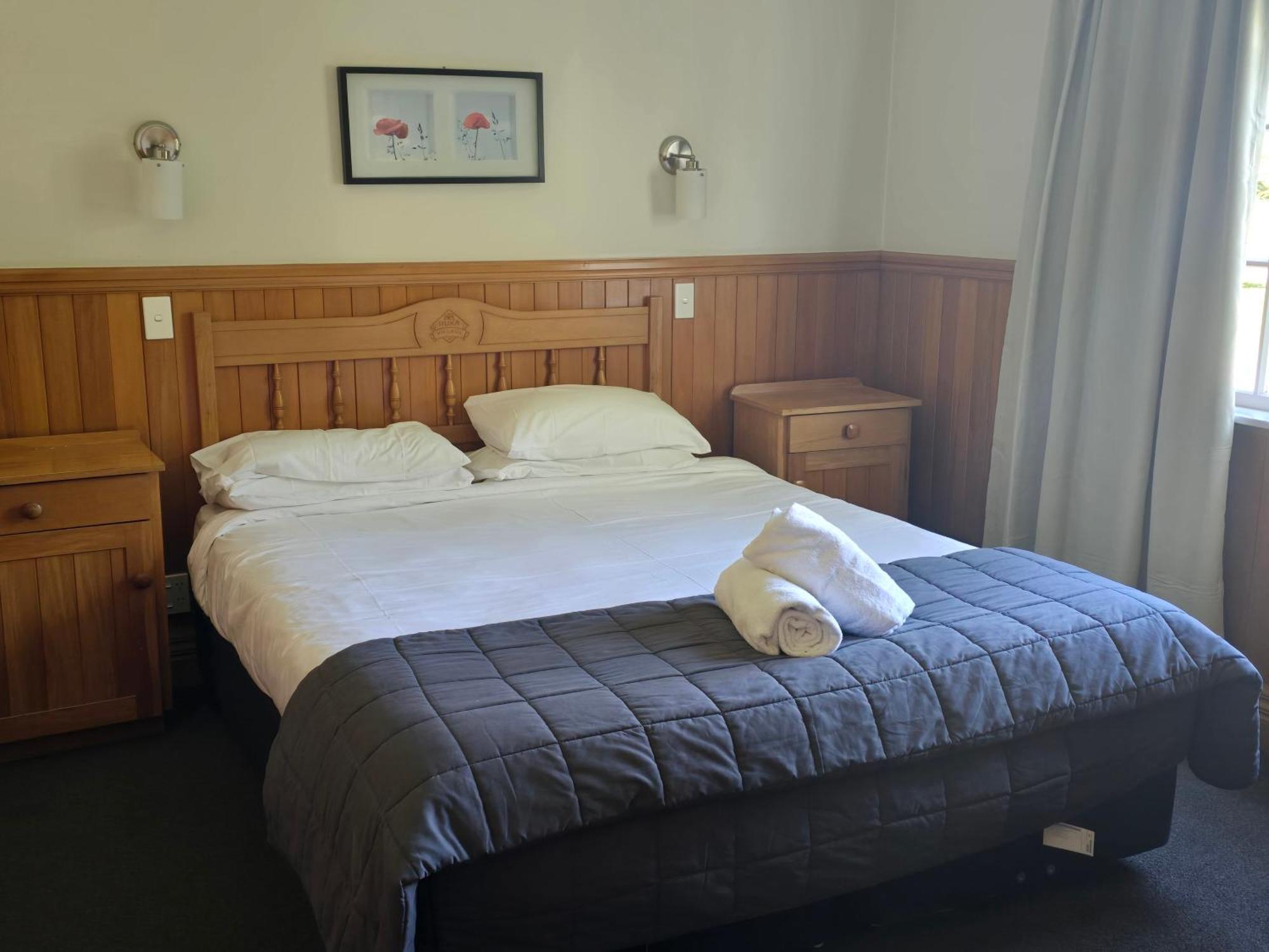 Huka Falls Resort Taupomeer Buitenkant foto A bedroom at the hotel
