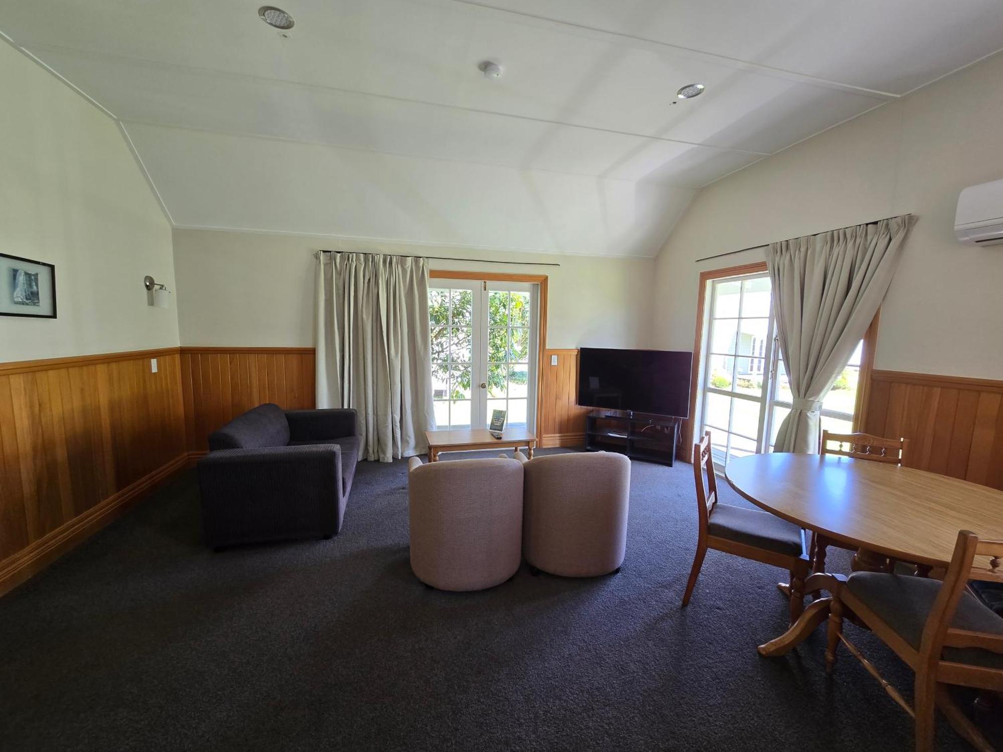 Huka Falls Resort Taupomeer Buitenkant foto The lounge of a two-bedroom apartment at the hotel