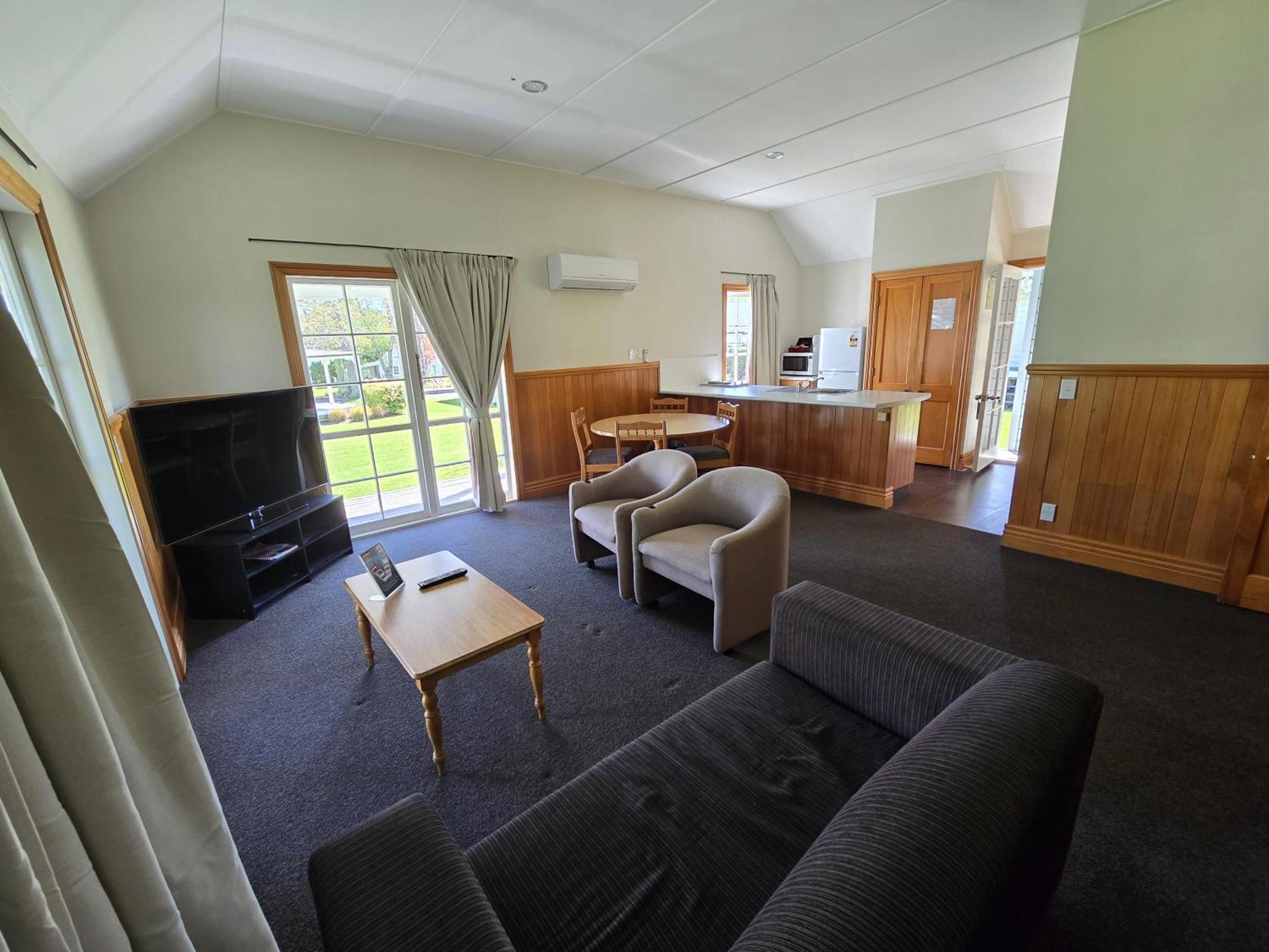 Huka Falls Resort Taupomeer Buitenkant foto Living area of a two bedroom cottage