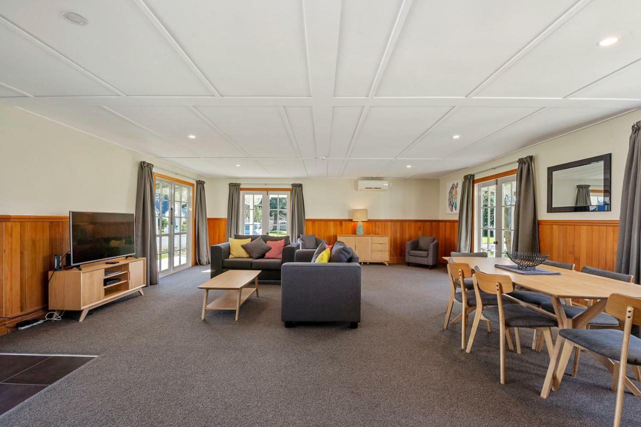 Huka Falls Resort Taupomeer Buitenkant foto The common room at the University of Waikato's Melville Hall